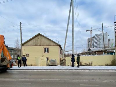 Перепутал педали газа и тормоза. В Якутске водитель врезался в дом