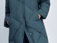 Пуховое пальто с воротником-стойкой и капюшоном