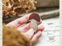 Деревянная брошка Дворникова А. "Белый грибочек"