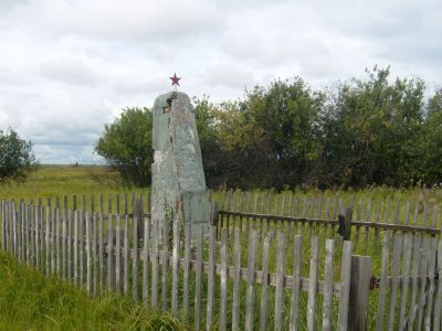 Братская могила, в которой похоронены коммунист Э.Ф. Яузем, комсомолка Л. Крингель, А.Я. Яузем, погибшие в 1921 г.