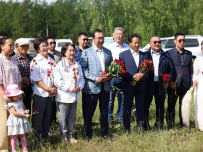 Глава Якутии возложил цветы к памятникам Алексею Кулаковскому и Платону Ойунскому