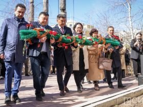 К мемориальной доске воинам-журналистам Якутии возложили цветы