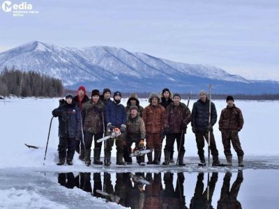 В День народного единства жители села Сегян-Кюель Якутии заготовили лед