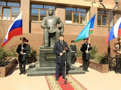 В Якутске воздали дань памяти Василию Никифорову-Кюлюмнюр