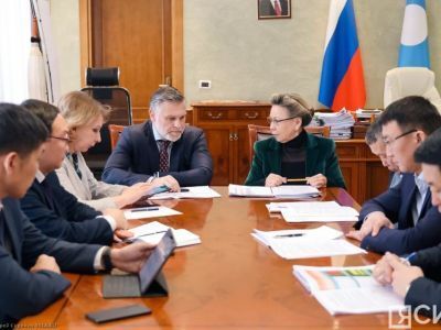 Председатель правительства Якутии провел встречу с депутатом Госдумы Галиной Данчиковой