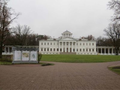 Главный дом с двумя флигелями