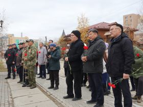В Якутске возложили цветы к памятнику государственному деятелю Степану Аржакову