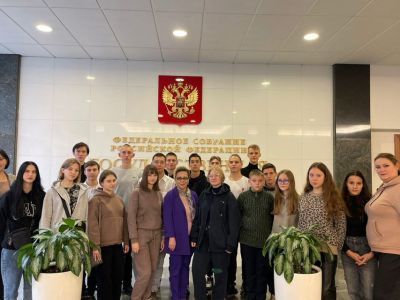 Галина Данчикова провела экскурсию в Госдуме для школьников из ДНР