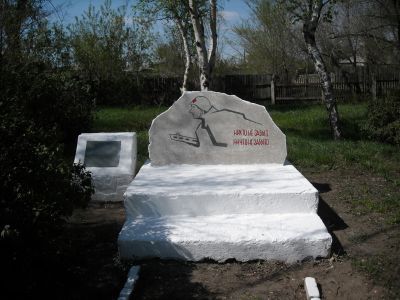 Памятник учителям и учащимся Заозерной средней школы, погибшим в годы Великой Отечественной войны (1941-1945 гг.)