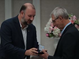 Секретарь СЖР Роман Серебряный вручил награды Союза редакции газеты «Советский Сахалин»