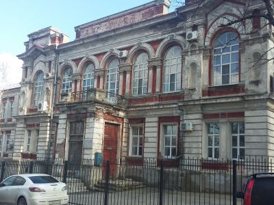 Мужская гимназия. Здесь с 1 по 8 сентября 1942 г. находился командный пункт заместителя командующего Новороссийского оборонительного района по морской части контр-адмирала С.Г. Горшкова