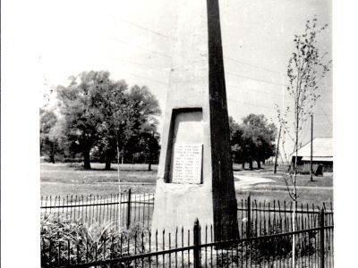 Братская могила партизан, погибших в 1941-1942 гг. в боях с немецко-фашистскими захватчиками