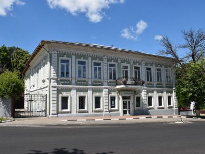 Здание бывшего дворянского собрания, где в июле-августе 1941 года формировалась 267 стрелковая дивизия и находился ее штаб