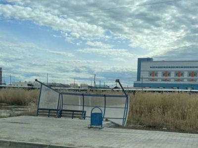 В Якутске из-за ветра упала автобусная остановка