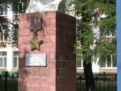 Бюст Героя Советского Союза Кропотова Михаила Васильевича, уроженца с. Седельниково