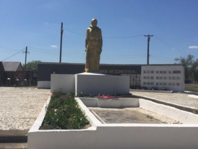 Могила летчика Быкова, кавалериста С.Ягужина, рядового Г.Семенова