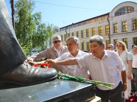 В День национальной печати возложили цветы к памятнику Василию Никифорову-Кюлюмнюру