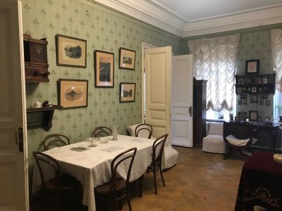 Квартира, в которой с 1887 г. жил и в 1920 г. умер Тимирязев Климент Аркадьевич. В доме - мемориальный музей К.А.Тимирязева