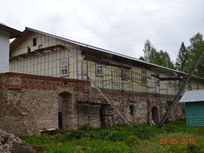 Фрагмент ограды с погребами