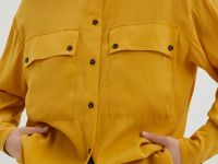 Блузка с воротником-стойкой и нагрудными карманами