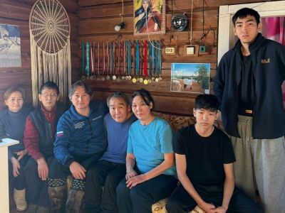 Джулустан Борисов передал дымовые извещатели многодетной семье в Верхневилюйском районе