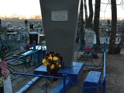 Могила лейтенанта Ткаченко Николая Алексеевича, погибшего в 1941 г. в бою с немецко-фашистскими захватчиками