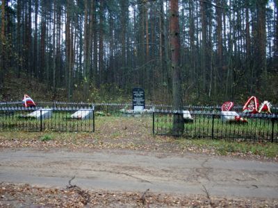 Братское захоронение советских воинов, погибших в 1941-44 гг., где захоронен – Герой Советского Союза летчик Ржавский Никита Харитонович (1916-1941)