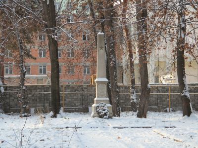 Братская могила, в которой похоронены революционеры-большевики Фома Георгиевич Камалов, Иван Николаевич Никитин, Федор Иванович Серобабов, Соломон Яковлевич Шмулевич, Огнев, погибшие в августе 1918 г. Обелиск установлен в 1955 г.