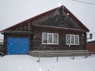 Деревянный дом начала XX века с развитой пропильной резьбой, ныне жилой дом