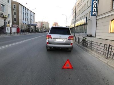 В Якутске сбитый внедорожником велосипедист получил множественные переломы