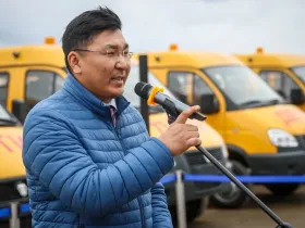 Айсен Николаев передал школам и колледжам Якутии ключи от 27 новых автобусов