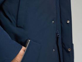 Однобортное пальто с капюшоном