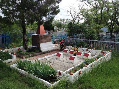 Братская могила советских воинов