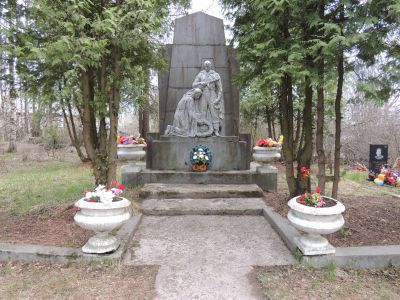 Братская могила советских воинов, павших в годы Великой Отечественной войны, в которой захоронены Герои Советского Союза Семён Яковлевич Киреев (1916-1944 г.г.) и Петр Павлович Борисов (погиб в 1940 г.)