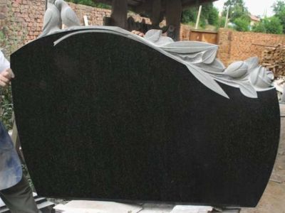 В Якутске из магазина ритуальных услуг украли мемориальные плиты