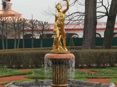 Фонтан "Колокол" со скульптурной группой "Вакх с сатиром"