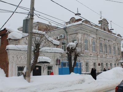 Историко-архитектурный памятник (здание редакции газеты "Красное Прикамье"). В 1919 году в нем вышел первый номер газеты "Красное Прикамье". В 1923-1927 гг. размещался окружной Комитет РКП(б)