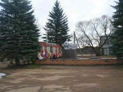 Братская могила 1294 воинов Советской Армии, погибших в 1941-1943 гг. в боях с немецко-фашистскими захватчиками. Установлена скульптура