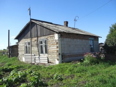 Деревянный жилой дом конца XIX века с своеобразным декором наличников