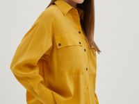 Блузка с воротником-стойкой и нагрудными карманами