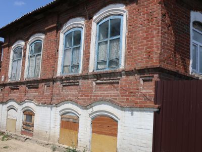 Дом жилой с воротами