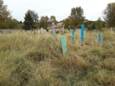 Кладбище на левом берегу реки Варзуги