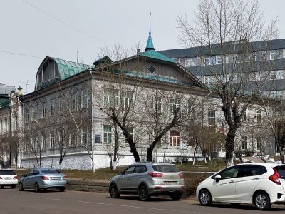 Здание бывшего сельхозтехникума, ныне Улан-Удэнский филиал Новосибирского института советской кооперативной торговли, где размещался эвакогоспиталь № 1845 (с января 1942 г. по ноябрь 1945 г.)