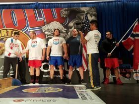 Арнольд Шварценеггер в восторге от мас-рестлинга.