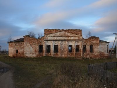 Здание бывшей церкви в с. Оквад Усть-Вымского района