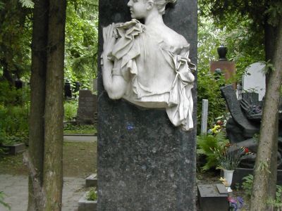 Надгробие Е.Н.Немирович-Данченко