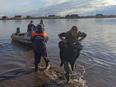 Служба спасения Якутии помогает жителям подтопленных населенных пунктов