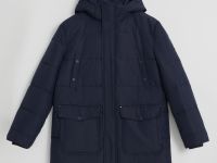 Утепленное полупальто с накладными карманами и капюшоном