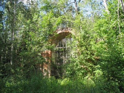 Южные ворота в ограде