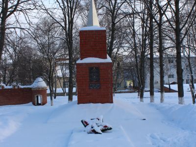 Братская могила советских воинов, погибших в боях с фашистскими захватчиками в 1943 году. Захоронено 19 человек, установлены имена 15 человек. Обелиск